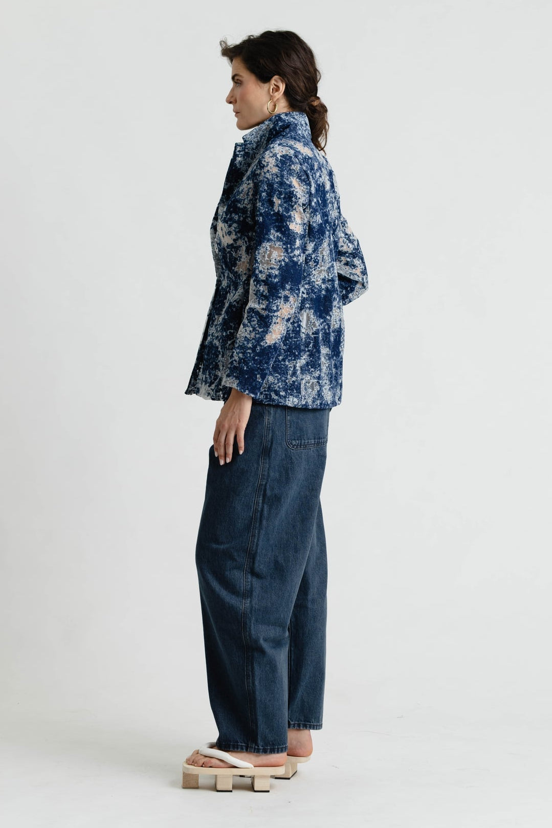 Martina Jacke in Burned Jeans