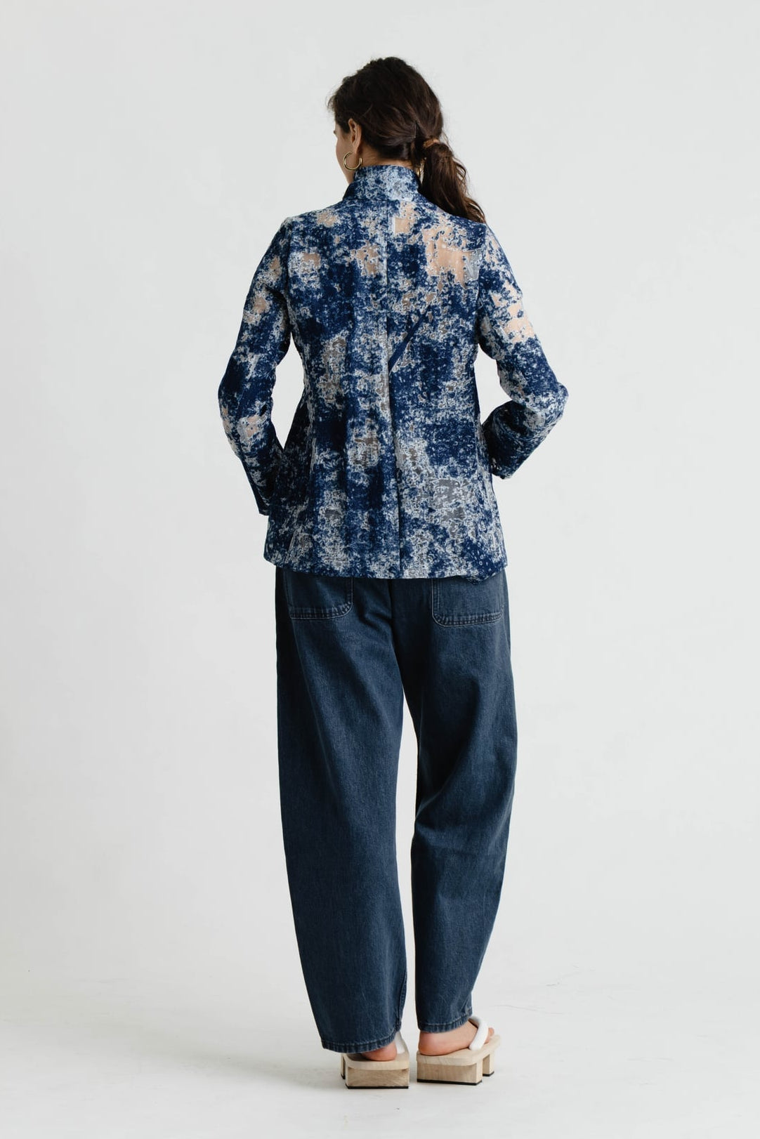 Martina Jacke in Burned Jeans